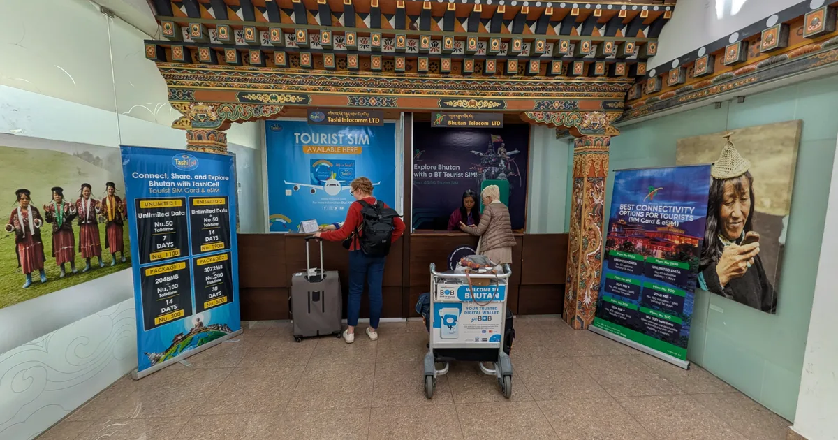 Comptoirs SIM touriste TashiCell et Bhutan Telecom à l'aéroport international de Paro